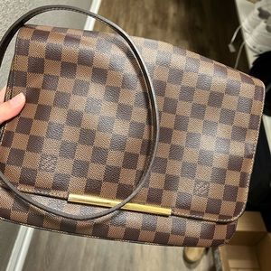 Louis Vuitton crossbody Hoxton and card wallet.